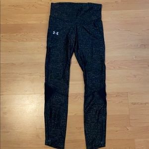 Under Armour dark green patterned leggings size M